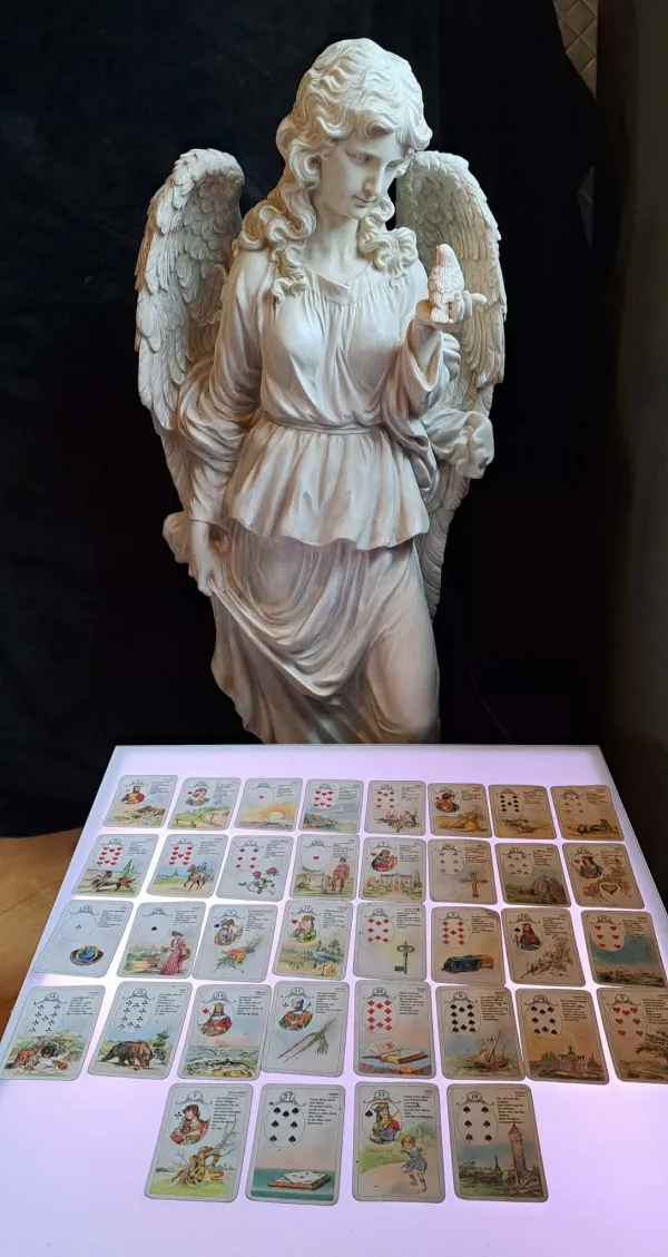 Engelsfigur und Lenormandkarten — spirituelle Verbindung